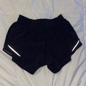 Lululemon Hotty Hot Low-Rise Lined Short 4”, size 6, black